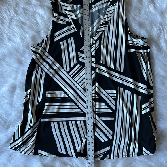 Alfani Woman Black and White Geometric Sleeveless Blouse 18W - Picture 3 of 6